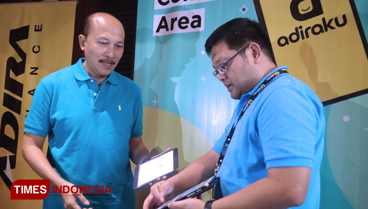 Kepala Wilayah Adira Finance Area Jawa Timur Sugeng Hariadi bersama Manager Adira Finance Achmad Rasyad Indra melaunching Aplikasi Adiraku di Surabaya, Kamis (5/3/2020). (Foto: Lely Yuana/TIMES Indonesia)