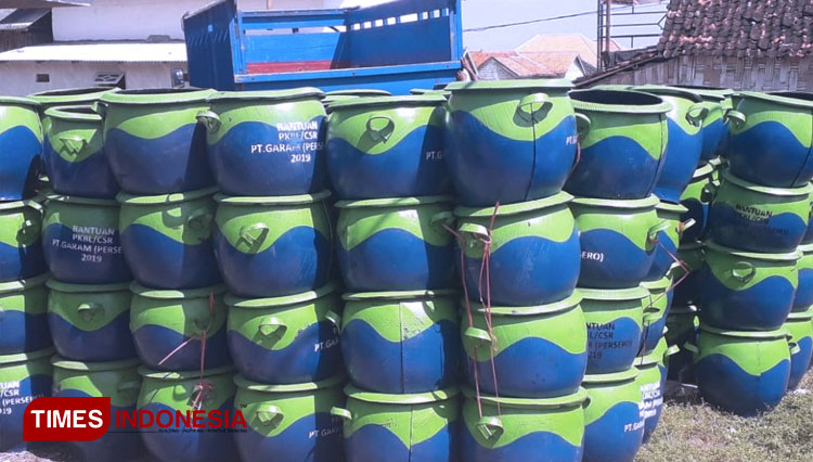 PT garam (Persero) Kalianget memberikan bantuan 300 bak sampah di tahun 2019 dan 7 kontainer sampah di desa Karanganyar, kec. Kalianget Kab. Sumenep,Jawa Timur, Selasa ( 03/03/2020) (FOTO: AJP/TIMES Indonesia)