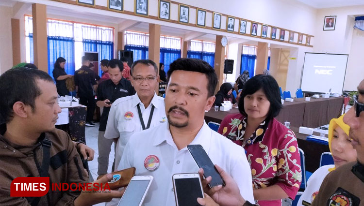 Kasie Rehabilitasi Sosial Penyandang Disabilitas Dinsos Kabupaten Malang, Flora Herlinda (Baju merah) Mendampingi Kepala BBRSPDI Kartini Temanggung, Langgeng Setiawan saat memberikan keterangan kepada awak media di Temanggung, (4/3). (FOTO: AJP/TIMES Indo