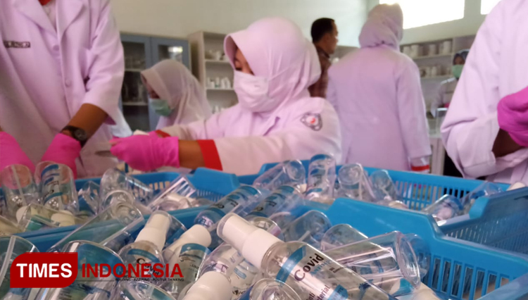 Hand sanitizer Covid Antiseptic karya siswa SMK Prajnaparamita Kota Malang yang laris terjual imbas dari virus Corona. (Foto: Naufal Ardiansyah/TIMES Indonesia)