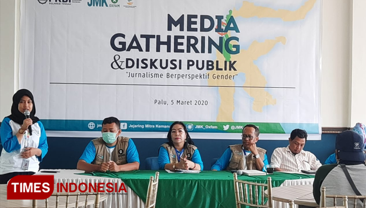 Jejaring Mitra Kemanusiaan (JMK) Oxfam menggelar diskusi publik dengan tema “Jurnalisme Bepresfektif Gender” di salah satu restoran di Kota Palu, Kamis, (05/03/2020). (FOTO : Sarifah Latowa Times Indonesia)