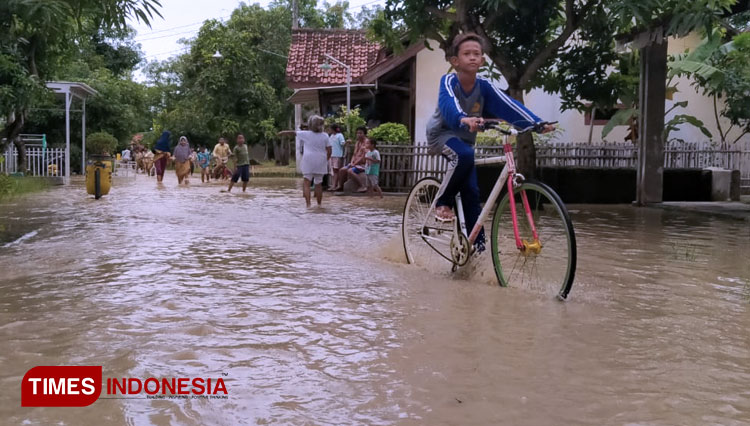 4 Titik Tanggul Sungai Cimanuk Jebol, Rumah Dan Lahan Pertanian Di ...