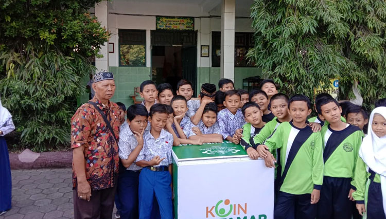  Siswa SD Al Islah Gunung Anyar Surabaya menyambut Kirab Koin Muktamar NU, Jumat (6/3/2020). (FOTO: Istimewa) 