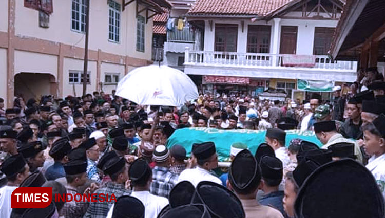 Ribuan jemaah mengantar kepergian KH Ayip Abdullah Abbas menuju peristirahatan terakhirnya. (Foto: Nurhidayat/TIMES Indonesia).