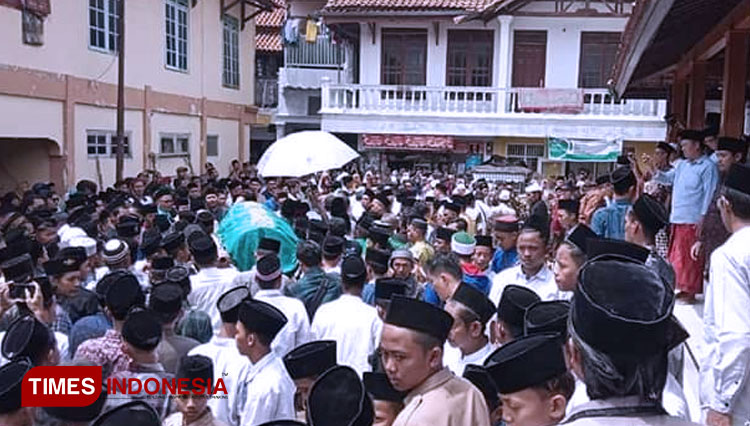Pemakaman-KH-Ayip-Abdullah-Abbas-Cirebon-a.jpg