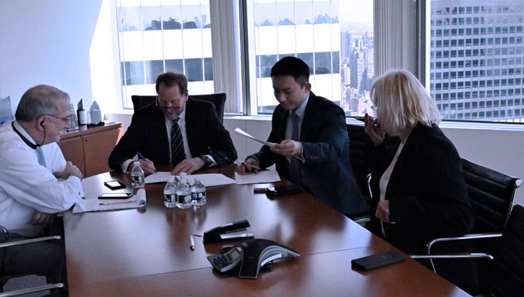(ki-ka) Andrew G Simon Executive Vice Presiden HemsleySpear LLC , Ken Swig dan Hartadinata Harianto. (FOTO: Istimewa)