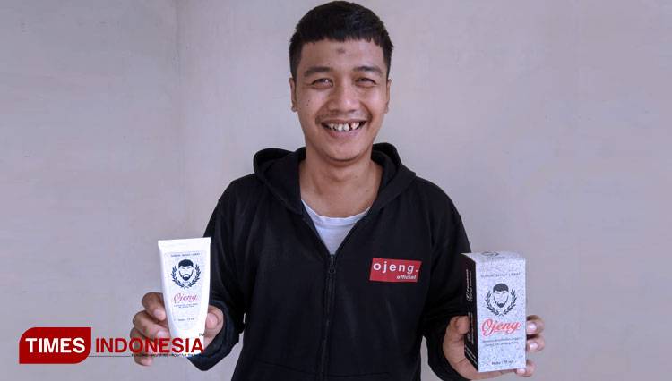 Arif Budiman Suyono menunjukkan produk Ojeng buatannya yang telah merambah pasar Australia.(Foto: Muhamad Jupri/TIMES Indonesia)