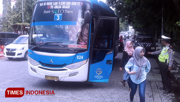 Turun dari Bus Pariwisata: Sebuah Refleksi tentang Perjalanan dan Perpisahan
