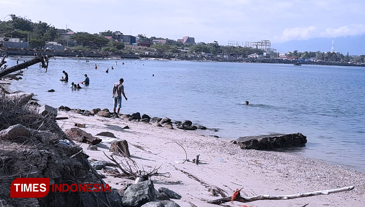 Pantai-Talise-d.jpg