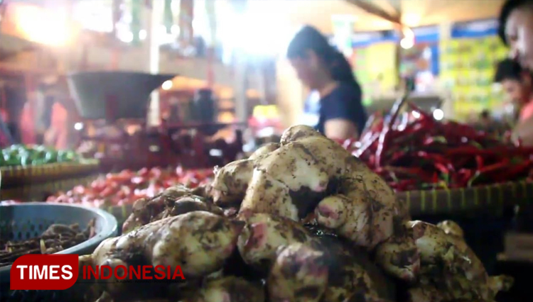 Pedagang di Pasar Kanoman merasakan dampak kenaikan harga jahe merah yang melonjak setelah beredar kabar jika jahe merah mampu menangkal virus corona. (Foto: Nurhidayat