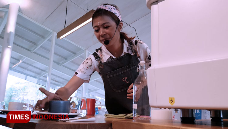 Penampilan peserta dalam ajang Pendekar Kopi, yang diselenggarakan Bali Caffein Guild. (Foto: Imadudin M/TIMES Indonesia)