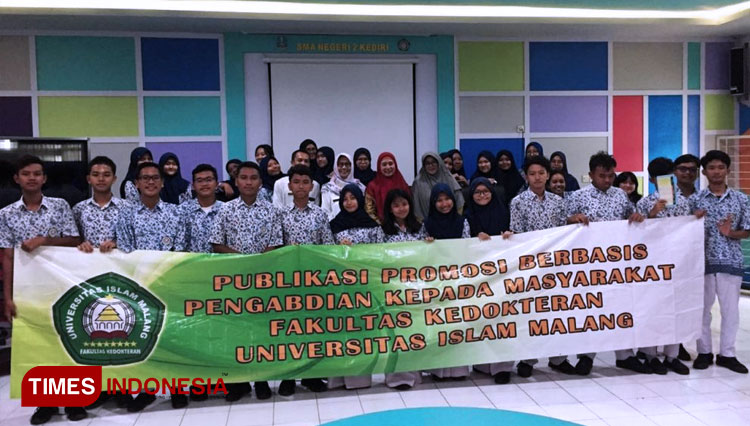 Foto bersama FK Unisma Malang bersama Dewan Guru dan Siswa Siswi SMA 2 Kediri. (FOTO: AJP/TIMES Indonesia)