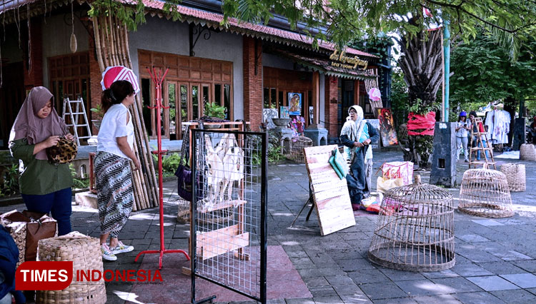 Solo Art Market di area pedestrian di dekat Omah Sinten, Ngarsopuro, Banjarsari, Solo. (Foto: Ario Bhawono/ TIMES Indonesia)