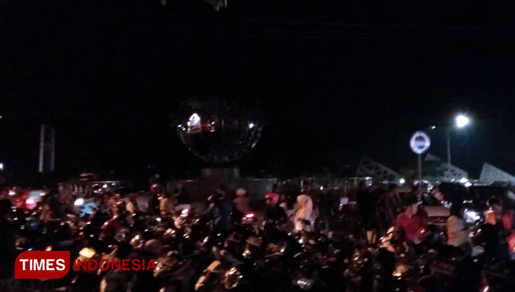Pengunjung Tugu Bola Dunia Kabupaten Majalengka kecewa karena kondisi tugu tidak terawat dan lampu yang tak berfungsi. (Foto: Jaja Sumarja/ TIMES Indonesia))