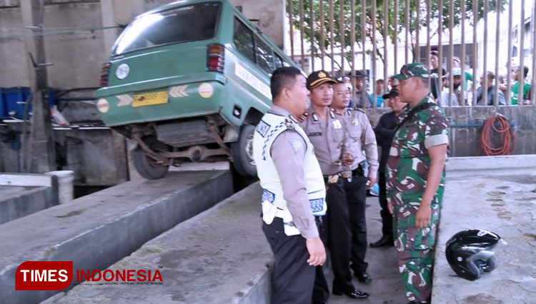Polisi dan prajurit TNI membantu evakuasi korban. (FOTO: Estanto dan Pendim Cilacap/TIMES Indonesia)