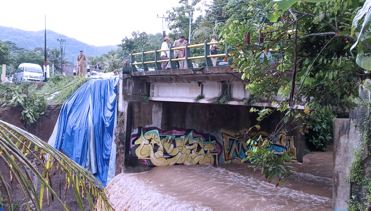 Rombingan Komisi C DPRD DIY saat meninjau kerusakan jembatan kenet selopamioro Imogiri Bantul (Foto: Totok Hidayat/TIMES Indonesia)