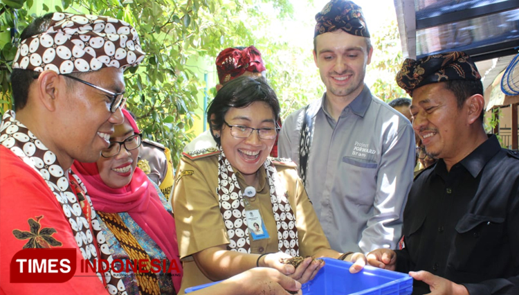 Musmuliono fasilitator lingkungan Ketabang (kiri), Linda Novanti Camat Genteng (tengah), dan Bram Dortmans Konsultan Project Foward dalam acara launching teknologi BSF di Ondohomen, Senin (9/3/2020)