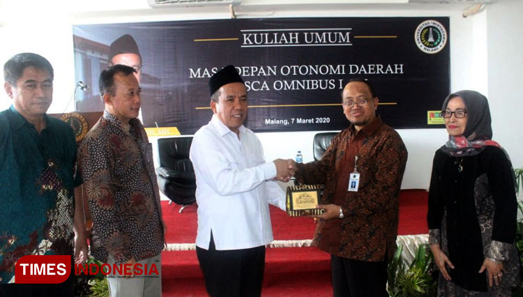 Rektor UWG serahkan cindera mata kepada narasumber kuliah tamu (wakil bupati Pasuruan, Mujib Imron)