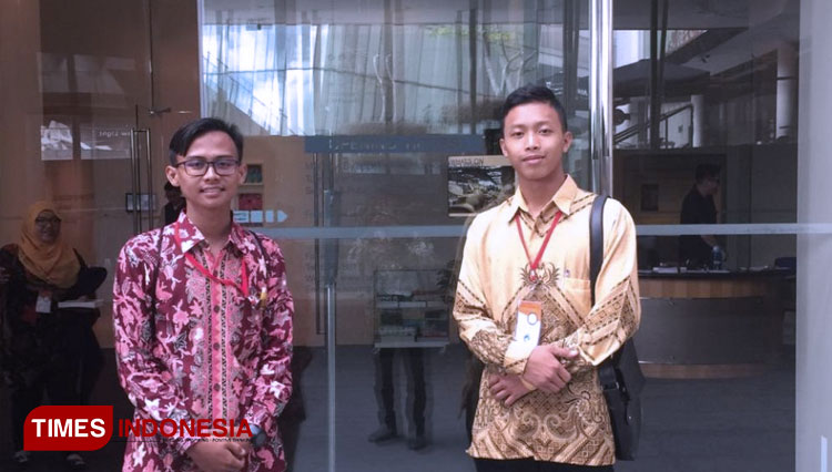 Dua santri Madrasah Aliyah Al Fattah Kikil Pacitan yang mengikuti beasiswa Internasional Islamic Comparative Study. (FOTO: Hisyam/DJ TIMES Indonesia)