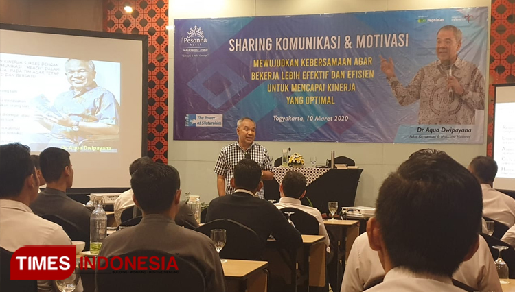 Motivator Dr. Aqua Dwipayana ketika memotivasi karyawan Pesonna Hotel Malioboro Yogyakarta, Selasa (10/3/2020). (FOTO: Dwijo Suyono/TIMES Indonesia)