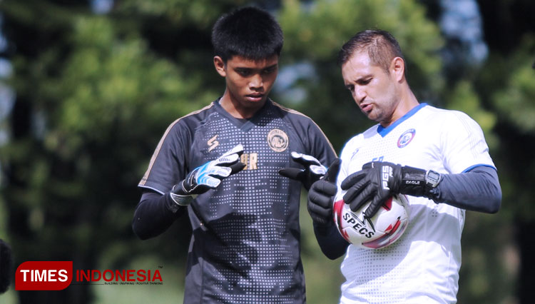 Mohammad Tegar Surya Mahendra kiper dari Akademi Arema yang turut berlatih bersama Arema FC di Lapangan Dirgantara Lanud Abd.Saleh. Selasa, (10/3/2020). (Foto: Tria Adha/TIMES Indonesia)