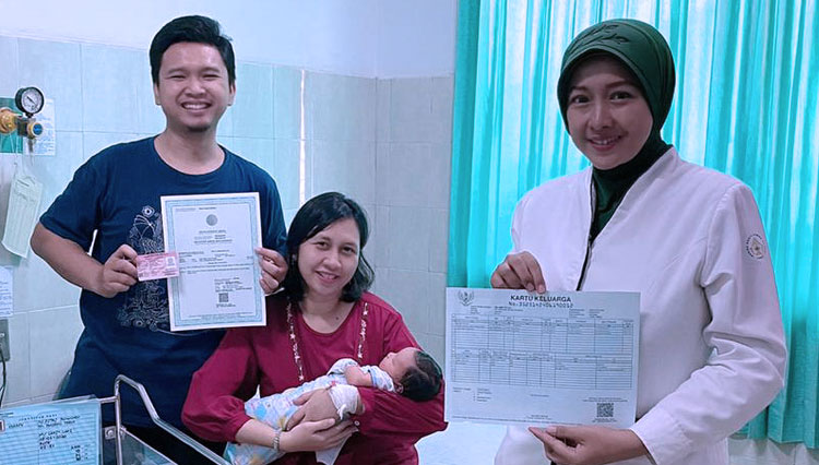 Penyerahan akta kelahiran, kartu keluarga dan kartu identitas anak (Foto: Istimewa)