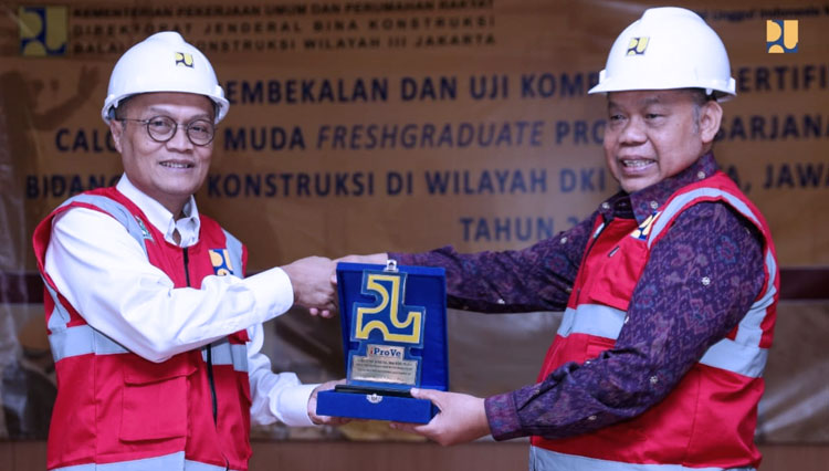 Direktur Jenderal Bina Konstruksi Trisasongko Widianto saat menghadiri kegiatan uji kompetensi dan sertifikasi Ahli Muda Fresh Graduate tahap II Mahasiswa Calon Lulusan Pendidikan Program Sarjana dan Diploma IV Bidang Konstruksi Politeknik Negeri Jakarta