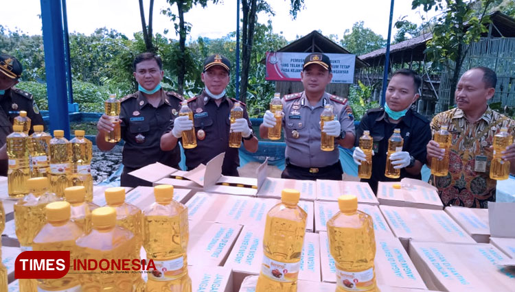 Pemusnahan minyak goreng ilegal di IPLT Mojogedang, Karanganyar. (Foto: Mukhtarul Hafidh/Times Indonesia)