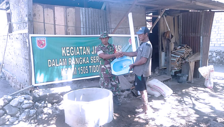 Penyerahan closet oleh Danramil 1505-08/Sofifi kepada salah satu masyarakat Sofifi, Senin (9/3/2020). (foto: Istimewa)
