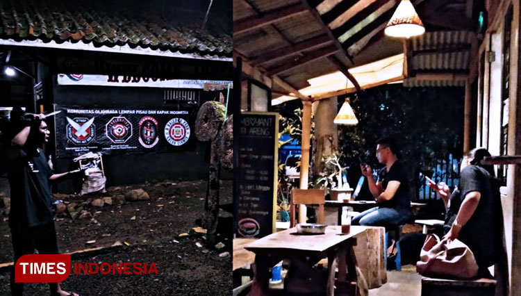Pengunjung SKOPM sedang memainkan olahraga Baledog Peso sembari minum kopi (kiri), dilain tempat pengunjung sedang memainkan gadgetnya sembari menikmati kopi di SKOPM. (FOTO: A Taufiq/ TimesIndonesia)