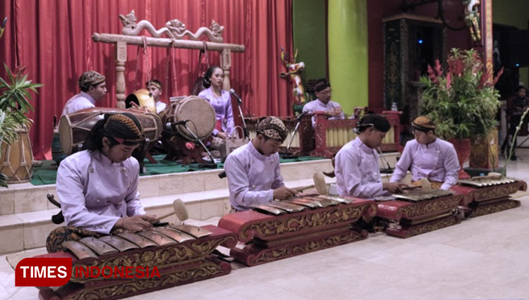 Tugu-Malang-Sajikan-Seni-Karawitan-2.jpg