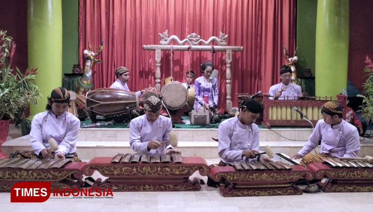 Para seniman gamelan saat menampilkan kesenian tradional karawitan di Hotel Tugu