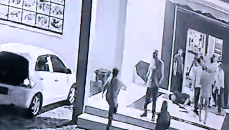 Suasana dalam rekaman video bentrok antar pengunjung karaoke Grand Royal Resto, Dusun Krajan I, Desa Gambiran, Kecamatan Gambiran, Banyuwangi. (Foto: Istimewa)