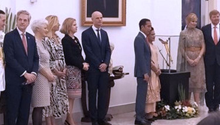 Presiden RI Jokowi beserta Raja dan Ratu Belanda, Raja Willem Alexander dan Ratu Maxima sempat berfoto bersama dengan keris Pangeran Diponegoro yang berwarna emas itu di Istana Kepresidenan Bogor. (FOTO: CNN Indonesia)