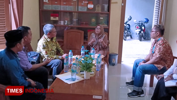Johan Budi berbincang dengan komisioner KPU Ngawi. (Foto: Ardian Febri Tri H/TIMES Indonesia) 