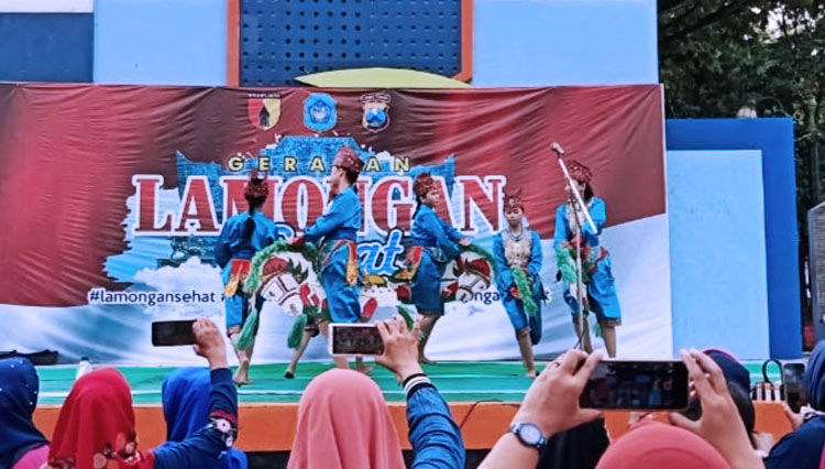 Para Duta Penari Lamongan unjuk kebolehan saat Gelar Tarian Lamongan, di momen Minggu Ceria (Mince), Minggu (8/3/2020). (FOTO: Istimewa)
