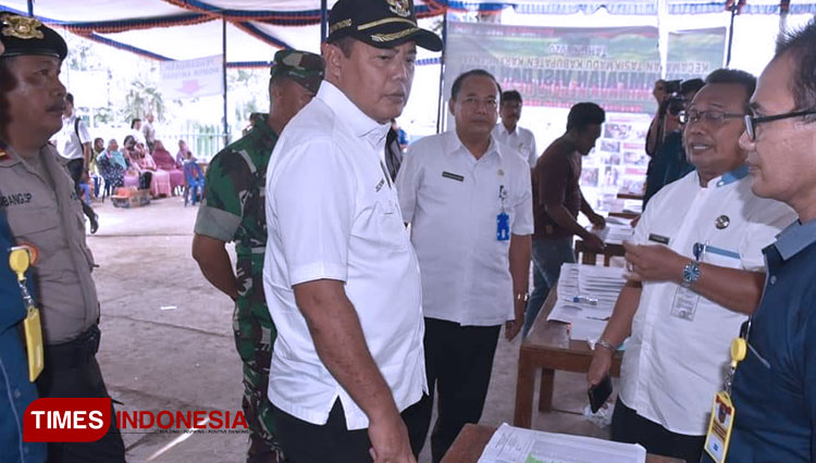 Bupati Karanganyar Juliyatmono memantau pelaksanaan pilkades serentak di 7 desa, Rabu (11/3/2020). (FOTO: Mukhtarul Hafidh/TIMES Indonesia)