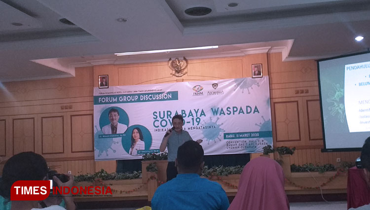 A workshop on how to properly wear face mask which was conducted by Adi Husada Hospital Surabaya. (Photo : Inntan / TIMES Indonesia)