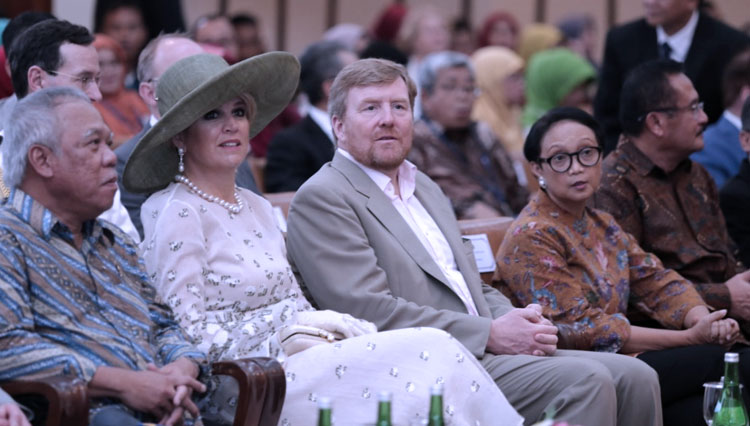 Raja Belanda Willem-Alexander (ketiga dari kiri) dan Ratu Maxima saat kunjungan ke kampus UGM. (FOTO: Istimewa)