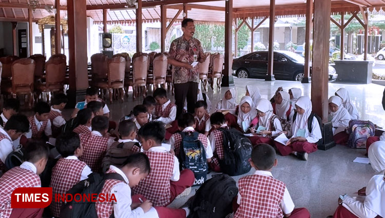 Anak-anak SDN 1 Karanggintung penasaran dengan Budaya Banyumas ketika mendapat penjelasan oleh staf Pemkab Parsito di Pendopo Sipanji, Purwokerto. (Foto : Sutrisno/ TIMES Indonesia)