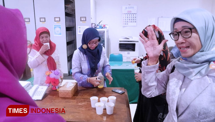 Prof. Mangestuti saat memberikan penjelasan tentang khasiat jamu kepada tendik di Fakultas Farmasi.