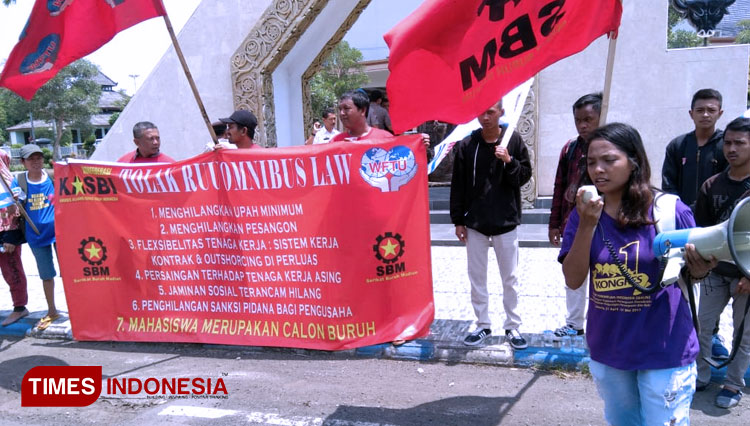 Demo mahasiswa menolak ruu cipta kerja. (FOTO: Dok. TIMES Indonesia)