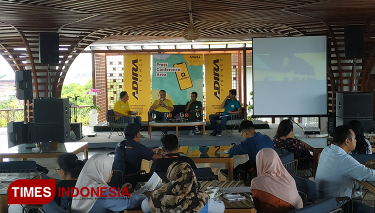 Surya Almada, the Head of Adira for Bali and Nusa Tenggara Area introduces the new Adira app to their loyal customers. (Photo: Imadudin M/TIMES Indonesia)