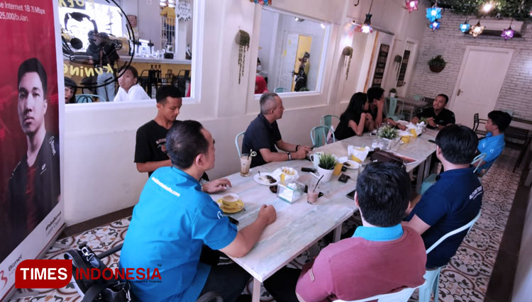 Suasana silaturahmi Biznet dengan media di Blitar, Kamis (12/3/2020) di Waroeng Kuning. (Foto: Biznet Blitar for TIMES Indonesia)