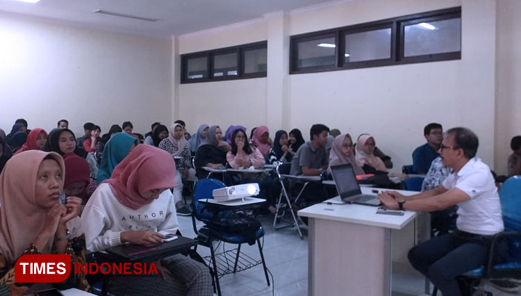 Drs. Nasution, M.Hum., M.Ed., Ph.D. salah satu dosen di Universitas Negeri Surabaya (Unesa) pernah menempuh pendidikan di Jepang. (Foto: Inntan/TIMES Indonesia)