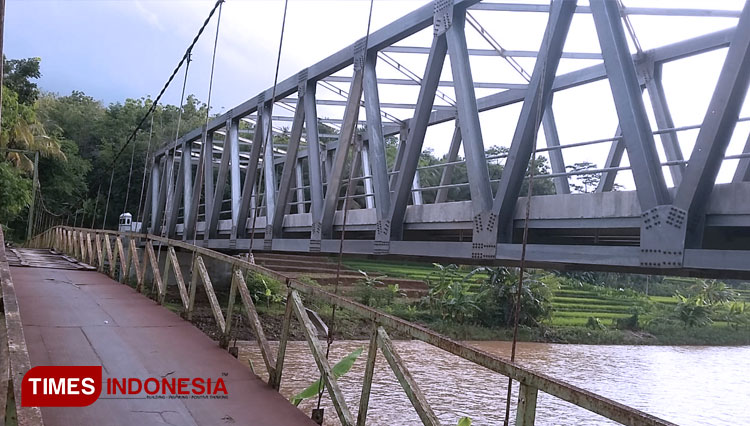 Jembatan Kalisapi baru yang sudah retak. (FOTO: Muchlas Hamidi/TIMES Indonesia)