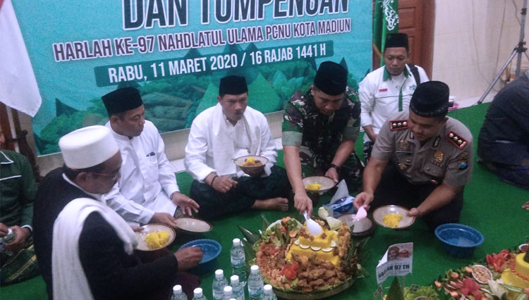 Suasana saat tumpengan di kantor PCNU Kota Madiun. (foto: istimewa)