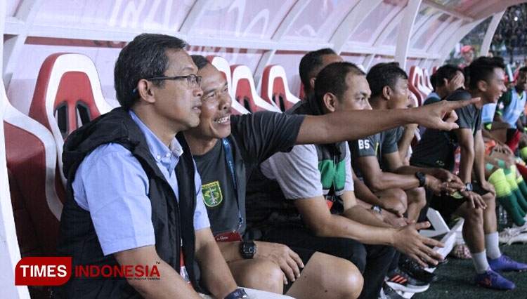 Pelatih Persebaya Aji Santoso (kiri) serius berdiskusi bersama asisten pelatih Mustaqim pada laga pembuka Shopee Liga 1 2020. (Foto: Ammar Ramzi/TIMES Indonesia)