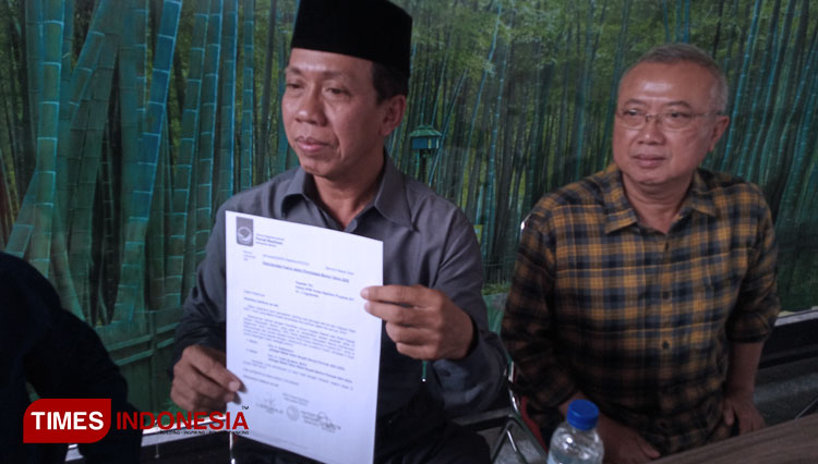 Ketua DPD Partai Nasdem Bantul Bibit Rustamto menunjukan surat rekomendasi DPP Partai Nasdem didampingi Suharsono (Foto: Totok Hidayat/TIMES Indonesia)