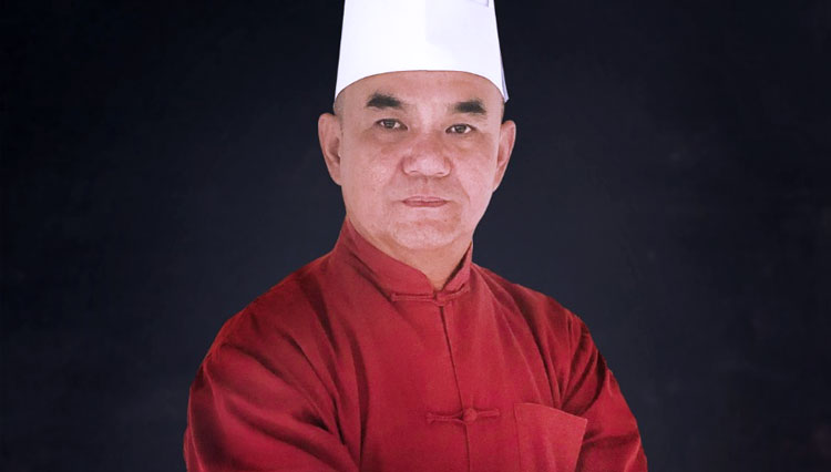 The professional chef from Penang, Malaysia, Chef Ashiung, is ready to serve foods in Hotel Tugu. (PHOTO: Exclusive)